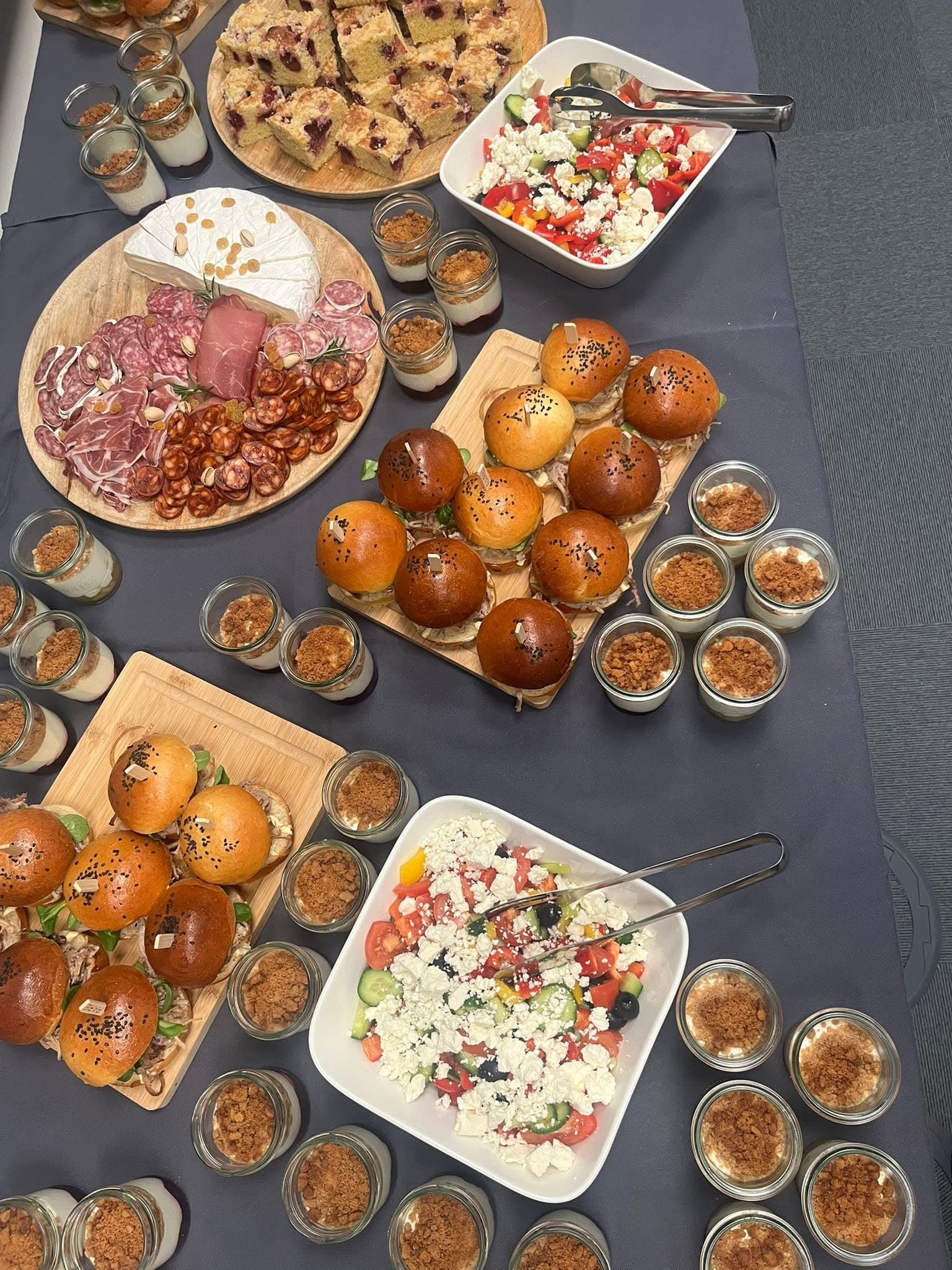 Fingerfood — mini burgery a dezerty